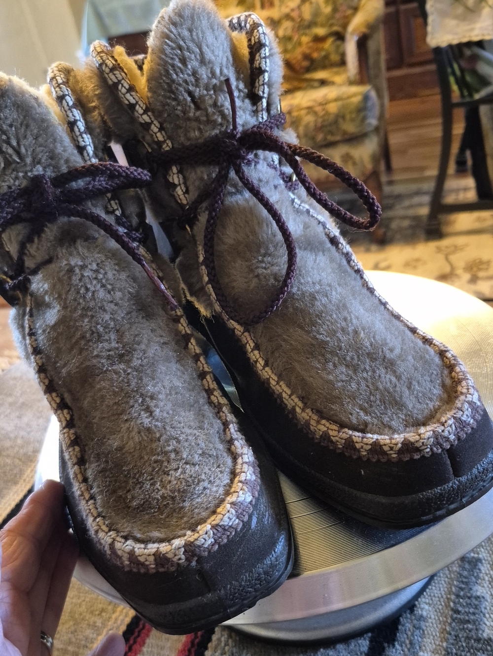 Snowland boots were produced in the 1970&80s as practical winter footwear.sz.10.